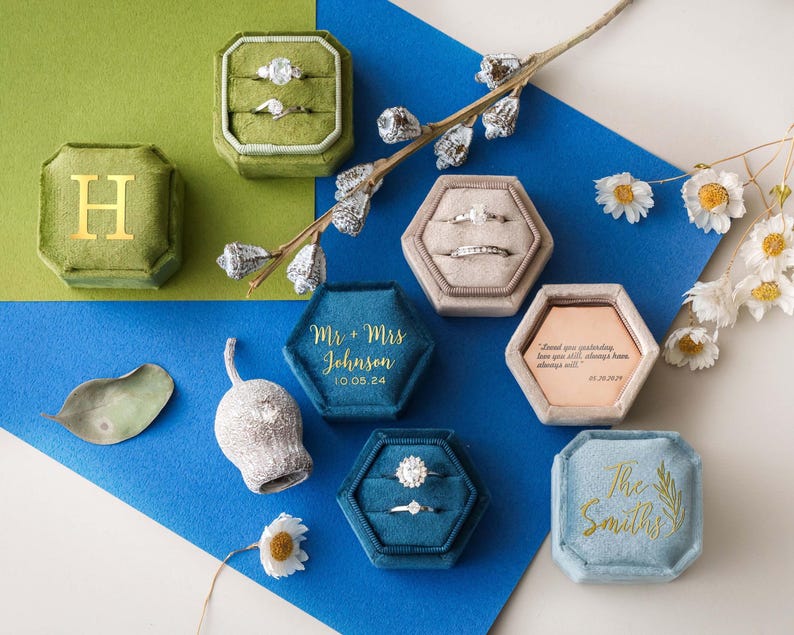 Caja de terciopelo personalizada para anillos, portador de anillos personalizado, caja para anillos de compromiso y boda, caja para anillos con monograma, caja para anillos de la Sra., votos matrimoniales grabados imagen 1