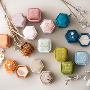 Caja de terciopelo personalizada para anillos, portador de anillos personalizado, caja para anillos de compromiso y boda, caja para anillos con monograma, caja para anillos de la Sra., votos matrimoniales grabados imagen 8