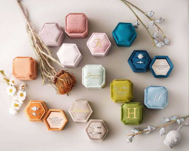 Caja de terciopelo personalizada para anillos, portador de anillos personalizado, caja para anillos de compromiso y boda, caja para anillos con monograma, caja para anillos de la Sra., votos matrimoniales grabados imagen 8