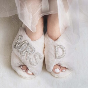Bridal Pearls Slippers, Custom Bride Gift, Rhinestone Fluffy Slippers, Bridal Shower Gift, Bachelorette Party Gift,Bridesmaid Slippers