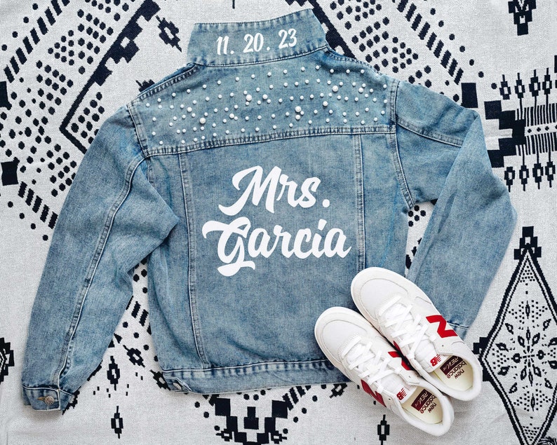Mrs Pearl Denim Jacket Bride Jean Jacket Personalized Honeymoon Gift Engagement Gift for Bride to Be Wedding Party Jean Jacket zdjęcie 7