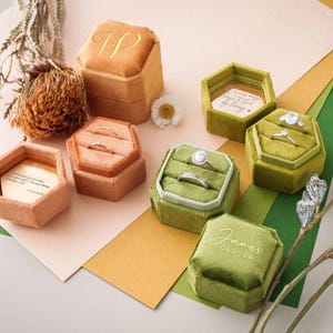 Caja de terciopelo personalizada para anillos, portador de anillos personalizado, caja para anillos de compromiso y boda, caja para anillos con monograma, caja para anillos de la Sra., votos matrimoniales grabados imagen 7