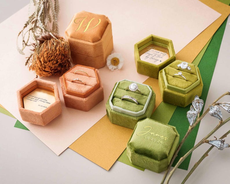 Caja de terciopelo personalizada para anillos, portador de anillos personalizado, caja para anillos de compromiso y boda, caja para anillos con monograma, caja para anillos de la Sra., votos matrimoniales grabados imagen 7