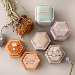 Caja de terciopelo personalizada para anillos, portador de anillos personalizado, caja para anillos de compromiso y boda, caja para anillos con monograma, caja para anillos de la Sra., votos matrimoniales grabados imagen 9