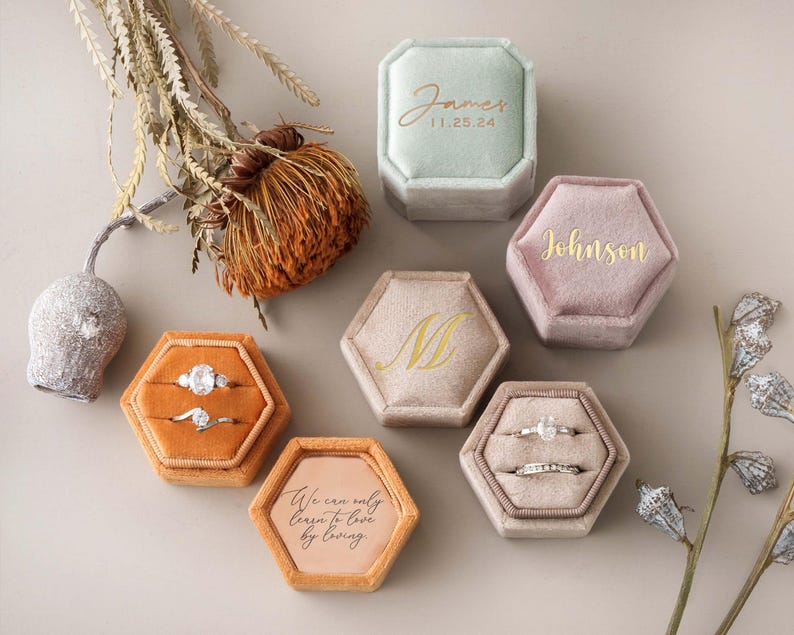 Caja de terciopelo personalizada para anillos, portador de anillos personalizado, caja para anillos de compromiso y boda, caja para anillos con monograma, caja para anillos de la Sra., votos matrimoniales grabados imagen 9
