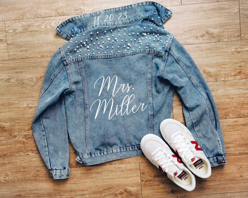 Mrs Pearl Denim Jacket Bride Jean Jacket Personalized Honeymoon Gift Engagement Gift for Bride to Be Wedding Party Jean Jacket zdjęcie 4