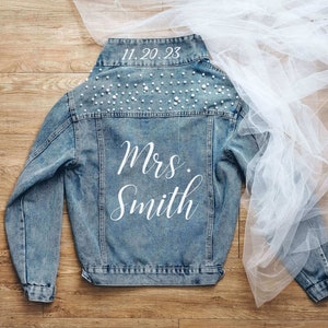 Mrs Pearl Jeansjacke Braut Jeansjacke Personalisiertes Flitterwochen-Geschenk Verlobungsgeschenk für die zukünftige Braut Hochzeits-Party-Jeansjacke Bild 6