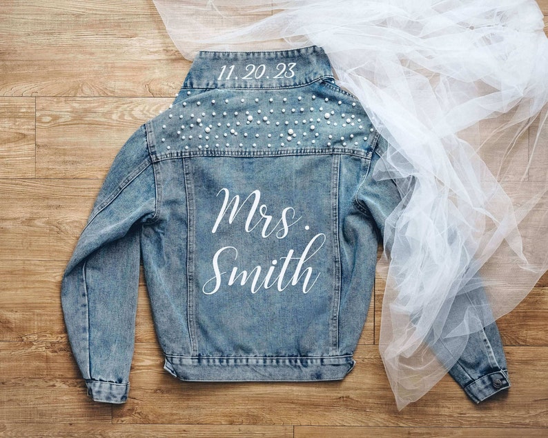 Mrs Pearl Denim Jacket Bride Jean Jacket Personalized Honeymoon Gift Engagement Gift for Bride to Be Wedding Party Jean Jacket zdjęcie 6