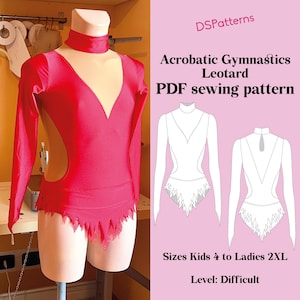 Puede incluir: Un maillot de gimnasia acrobática rojo exhibido en un maniquí. El maillot tiene mangas largas, cuello alto y escote en V. El borde inferior tiene un borde dentado decorativo. La imagen también incluye un patrón de costura PDF, tallas para niños y damas.