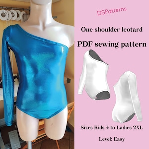 Op de afbeelding: Een glanzende, turquoise one-shoulder leotard, getoond op een mannequin. Het kledingstuk heeft één lange mouw en een hoge beenuitsnijding. De afbeelding bevat een PDF-naaipatroon met de tekst "One shoulder leotard" en "Maten Kids 4 tot Dames 2XL".