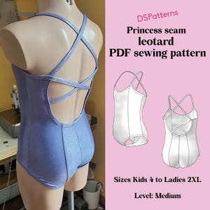 Könnte beinhalten: Ein lilafarbener Turnanzug mit gekreuzten Trägern am Rücken wird auf einer Schaufensterpuppe gezeigt. Das Bild enthält eine PDF-Schnittmustergrafik und den Text "Princess seam leotard PDF sewing pattern". Die Größen reichen von Kids 4 bis Ladies 2XL.
