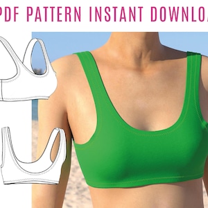 Pode incluir: Um sutiã esportivo verde brilhante é mostrado em uma pessoa, com um fundo de praia e céu. Dois desenhos de linha do sutiã também são mostrados. O texto "PDF PATTERN INSTANT DOWNLOAD" está em rosa na parte superior da imagem.