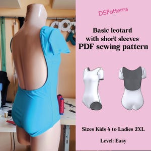 Può includere: Un body azzurro con maniche corte è esposto su un manichino. L'immagine mostra anche un modello di cucito PDF con illustrazioni del body. Il testo sull'immagine recita "DSPatterns", "Basic leotard with short sleeves PDF sewing pattern", "Sizes Kids 4 to Ladies 2XL" e "Level: Easy".