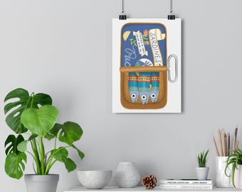 Peut inclure: Une affiche avec une illustration fantaisiste d'une boîte de sardines. La boîte est ouverte, révélant trois poissons stylisés avec des détails bleus et jaunes. L'étiquette de la boîte indique "Sardines" et comprend du texte en langue étrangère. La palette de couleurs est chaude, avec des bruns, des bleus et des jaunes.