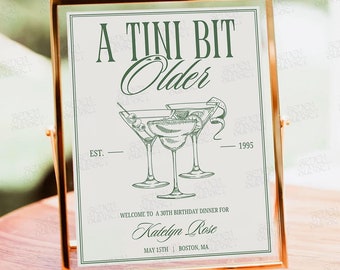 Een bordje Tini Bit oudere verjaardag 30e verjaardag welkomstbord martini cocktail tafel bord vuile dertig poster Tiny Bit oudere bewerkbare sjabloon