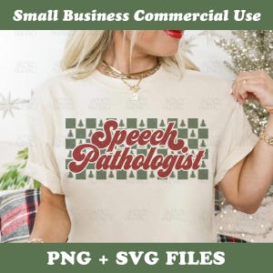 Può includere: T-shirt color crema con la scritta "Speech Pathologist" in un font rosso retrò. Il testo è ambientato su un motivo a scacchi verde e bianco con piccoli disegni di alberi di Natale. La maglietta ha anche il testo "PNG + SVG FILES".
