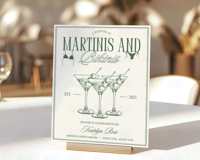 Może przedstawiać: Biała karta z zielonym tekstem i ilustracjami. Tekst brzmi "Weekend z Martini i Bikini". Po obu stronach tekstu znajdują się dwa kieliszki do martini z oliwkami i ilustracja bikini. Karta zawiera r&oacute;wnież tekst "EST. 2025" i "Witamy na wieczorze panieńskim dla Katelyn Rose". Dolna część karty brzmi "Asheville, Karolina P&oacute;łnocna | 12 sierpnia - 15 sierpnia".
