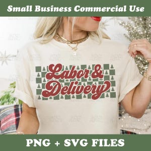 Peut inclure: T-shirt cr&egrave;me avec l'inscription "Labor & Delivery" dans une police rouge r&eacute;tro, sur un motif &agrave; carreaux vert et blanc avec de petits sapins. Le t-shirt est de style d&eacute;contract&eacute;, adapt&eacute; &agrave; diverses occasions.