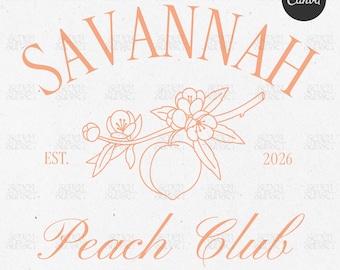 Può includere: Design grafico color pesca con la parola "SAVANNAH" ad arco nella parte superiore. Sotto, un ramo di pesca con fiori e una pesca. Il testo "Peach Club" è sotto la grafica della pesca, con "ALYSSA'S BACHELORETTE" in basso.