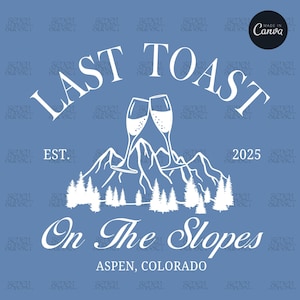 Könnte beinhalten: Weißer Text auf blauem Hintergrund lautet "Last Toast on the Slopes, Aspen, Colorado, Est. 2025". Zwei Champagnergläser stoßen über einem Gebirge mit Kiefern an.
