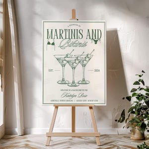 Może przedstawiać: Tablica na wiecz&oacute;r panieński z napisem "A Weekend of Martinis and Bikinis" w kolorze zielonym. Tablica zawiera r&oacute;wnież ilustracje kieliszk&oacute;w do martini i bikini. Daty "EST. 2024" i "August 12th-August 15th" są r&oacute;wnież uwzględnione.