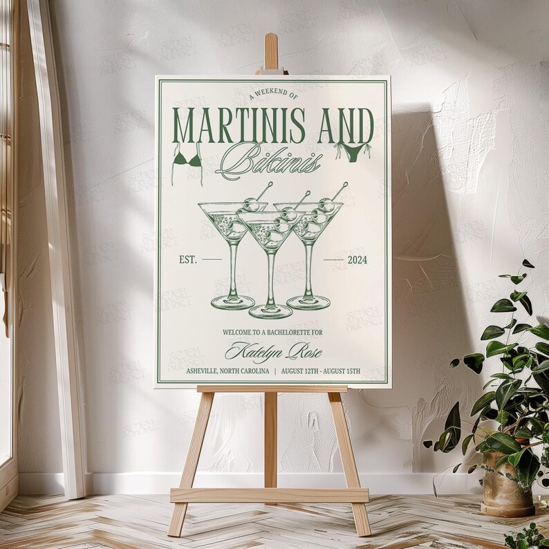 Może przedstawiać: Tablica na wiecz&oacute;r panieński z napisem "A Weekend of Martinis and Bikinis" w kolorze zielonym. Tablica zawiera r&oacute;wnież ilustracje kieliszk&oacute;w do martini i bikini. Daty "EST. 2024" i "August 12th-August 15th" są r&oacute;wnież uwzględnione.