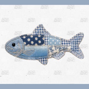 Puede incluir: Un pez azul de retazos con varios patrones, incluyendo cuadros, lunares y diseños florales. El pez tiene un contorno cosido y un ojo negro. El texto en la parte superior dice "INSTANT DOWNLOAD" y en la parte inferior "PNG DIGITAL FILE".
