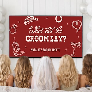 Pode incluir: Uma placa retangular com fundo vermelho escuro e texto branco lendo What did the GROOM SAY? e NATALIE'S BACHELORETTE. A placa apresenta ilustrações em linhas brancas de um chapéu de cowboy, um anel, uma ferradura, um coração, uma bota e uma taça de martini.