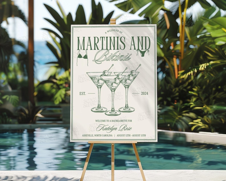 Może przedstawiać: Tablica na wiecz&oacute;r panieński z motywem martini i bikini na weekend. Tablica zawiera zielony tekst i ilustracje kieliszk&oacute;w do martini i bikini. Na niej widnieje napis "Weekend z martini i bikini" z tekstem "EST." i "2024" po obu stronach kieliszk&oacute;w do martini. Tablica zawiera r&oacute;wnież napis "Witamy na wieczorze panieńskim Katelyn Rose" oraz "Asheville, Karolina P&oacute;łnocna | 12 sierpnia - 15 sierpnia".
