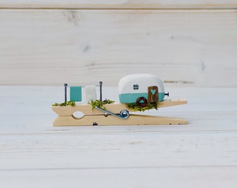 Thuis is waar we het parkeren. Wasknijper caravan. Drijfhoutscène.