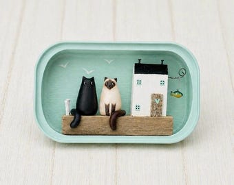 Casita de gatos en lata de sardinas con dos gatos personalizados