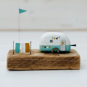 Thuis is waar we het parkeren. Miniatuur drijfhoutscène.