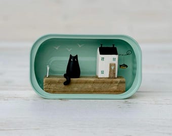 Casetta per gatti in latta di sardine. Gatto/gatti personalizzati. Scena con legno alla deriva.