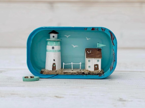 Little Ligthouse in Sardine Tin. Driftwood Scene