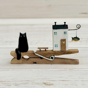 Cat Cottage Wäscheklammer. Treibholz-Szene.