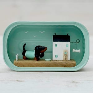 Sausage Dog Cottage Diorama. Treibholz-Sardine Dosen-Szene. Dackel Geschenk
