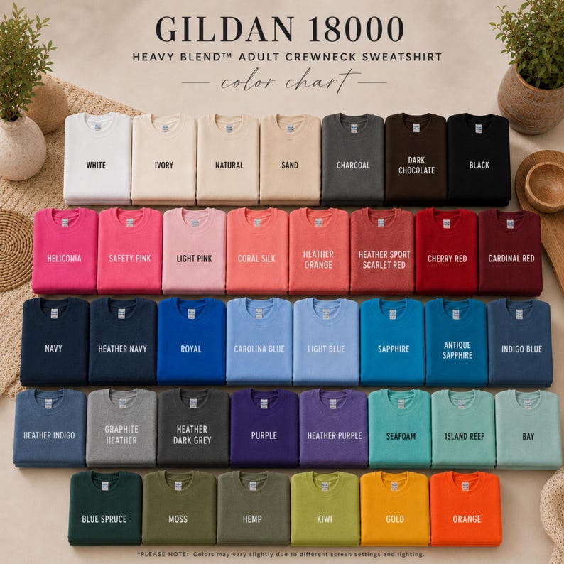 K&ouml;nnte beinhalten: Eine Gildan 18000 Heavy Blend Rundhals-Sweatshirt-Farbkarte f&uuml;r Erwachsene mit achtundvierzig gefalteten Sweatshirts in verschiedenen Farbt&ouml;nen, darunter Wei&szlig;, Elfenbein, Natur, Sand, Anthrazit, Dunkelschokolade, Schwarz, Rosa, Rot, Blau, Lila, Gr&uuml;n und Orange.