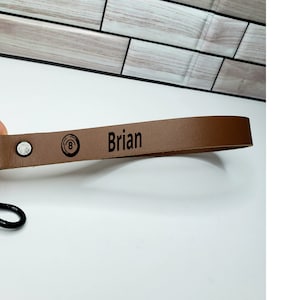 Correa de cuero para la muñeca, color marrón oscuro, 3/4" de ancho x 10", personalizable con nombre, clip de calidad y llavero, regalo perfecto para hombres o mujeres