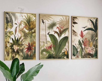 Puede incluir: Tres impresiones enmarcadas de plantas y flores tropicales en tonos de verde, rojo y amarillo. Las impresiones están dispuestas en una fila en una pared blanca.