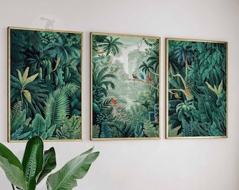 Puede incluir: Tres impresiones enmarcadas de exuberante follaje tropical verde con pájaros coloridos posados ​​en ramas. Las impresiones están dispuestas en una fila en una pared blanca.