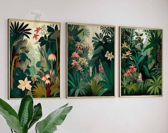 Puede incluir: Tres impresiones enmarcadas de exuberantes escenas de jungla verde con flores vibrantes de color rosa y rojo. Las impresiones se colocan contra una pared blanca con una planta verde en primer plano.