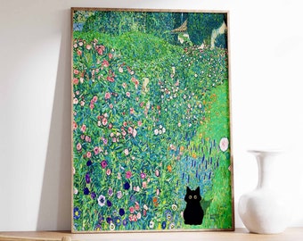 Può includere: Una stampa incorniciata di un dipinto che rappresenta un lussureggiante giardino verde con un gatto nero seduto al centro. Il giardino è pieno di fiori e foglie colorati, creando una scena vibrante e fantasiosa.