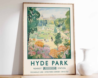 Puede incluir: Póster de viaje vintage para Hyde Park en Londres, Inglaterra. El póster presenta una ilustración colorida del parque con una vista del lago Serpentine y el Royal Albert Hall. El texto en el póster dice "Hyde Park" y "Estación de metro más cercana: Piccadilly Line - Hyde Park Corner - SW1X 7LY."