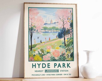 Puede incluir: Póster vintage de viaje que anuncia Hyde Park en Londres, Inglaterra. El póster presenta una ilustración colorida del parque con un lago, árboles y personas caminando. El texto del póster dice "Hyde Park" y "Nearest Underground Station Piccadilly Line - Hyde Park Corner - SW1X 7LY."