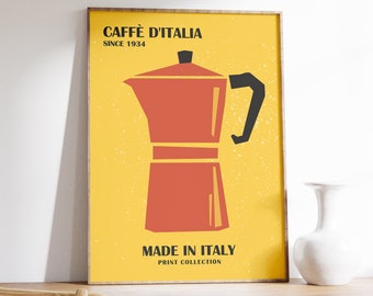 Può includere: Un poster giallo con un'illustrazione rossa e nera di una caffettiera. Il poster dice "Caffe D'Italia Since 1934" e "Made in Italy Print Collection".