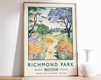 Puede incluir: Un cartel de viaje vintage para Richmond Park en Londres, Inglaterra. El cartel presenta una ilustración colorida de un camino que serpentea a través de un exuberante parque verde con flores y árboles vibrantes. El texto dice "Richmond Park Nearest Underground Station District Line - Richmond - TW9 2NA."