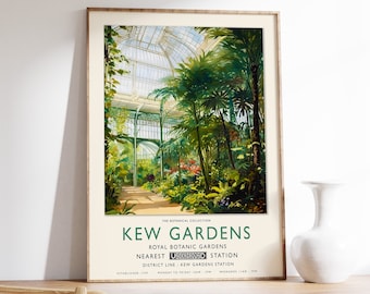 Può includere: Un poster vintage che pubblicizza i Kew Gardens, un giardino botanico a Londra, in Inghilterra. Il poster presenta un'illustrazione colorata della Palm House, una grande struttura in vetro con un tetto a cupola. Il testo sul poster recita "Kew Gardens, Royal Botanic Gardens, Nearest Underground Station: District Line - Kew Gardens Station, Established 1759, Monday to Friday 10am - 7pm, Weekends 11am - 7pm."