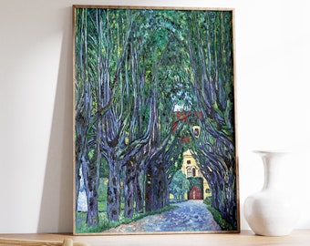 Puede incluir: Una pintura de un camino bordeado de árboles que conduce a un edificio amarillo con una puerta roja. Los árboles están pintados en tonos de azul, verde y morado, creando un efecto vibrante y texturizado.