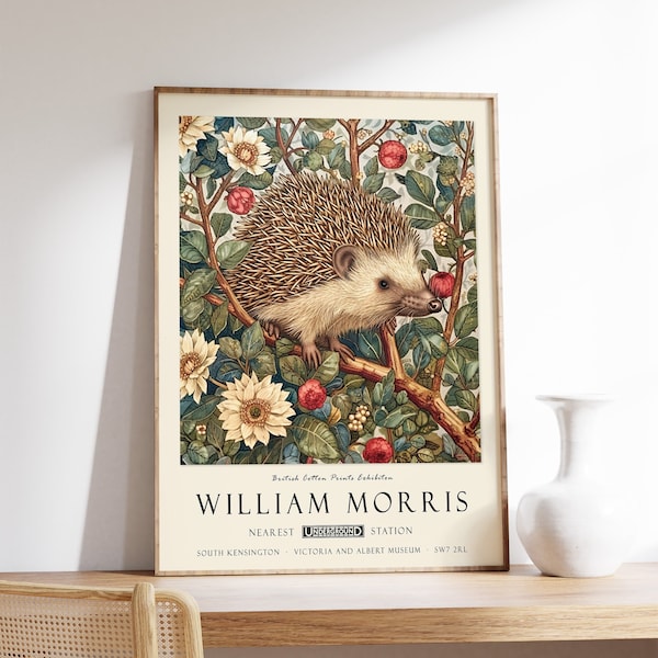 Könnte beinhalten: Ein gerahmtes Poster mit einer Vintage-Illustration eines Igels in einer Gartenlandschaft. Das Poster trägt den Titel "William Morris" und enthält den Text "British Cotton Prints Exhibition" und "Nearest Underground Station - South Kensington - Victoria and Albert Museum - SW7 2RL."