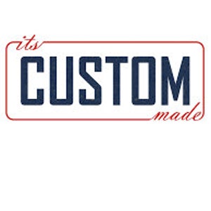 Puede incluir: Una tela de rayas rojas y blancas con el texto "its CUSTOM made" en letras negras.